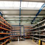 Neubau Auf Kundenwunsch wurde die Produktionshalle mit mehr als 300 Lux auf Arbeitshöhe von 0,85 m mit 240 150cm 24W LED Tubes bestückt, um das Arbeiten zu erleichtern.